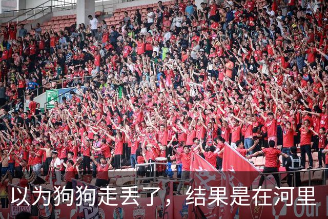 以为狗狗走丢了，结果是在河里“钓鱼”，钓鱼佬看完心态崩了！
